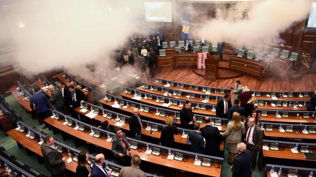 La oposición ultranacionalista de Kosovo lanzó un gas lacrimógeno durante una sesión del Parlamento en Pristina para impedir que se realice la votación sobre la ratificación de un acuerdo de demarcación fronteriza con Montenegro. (Foto: AFP)