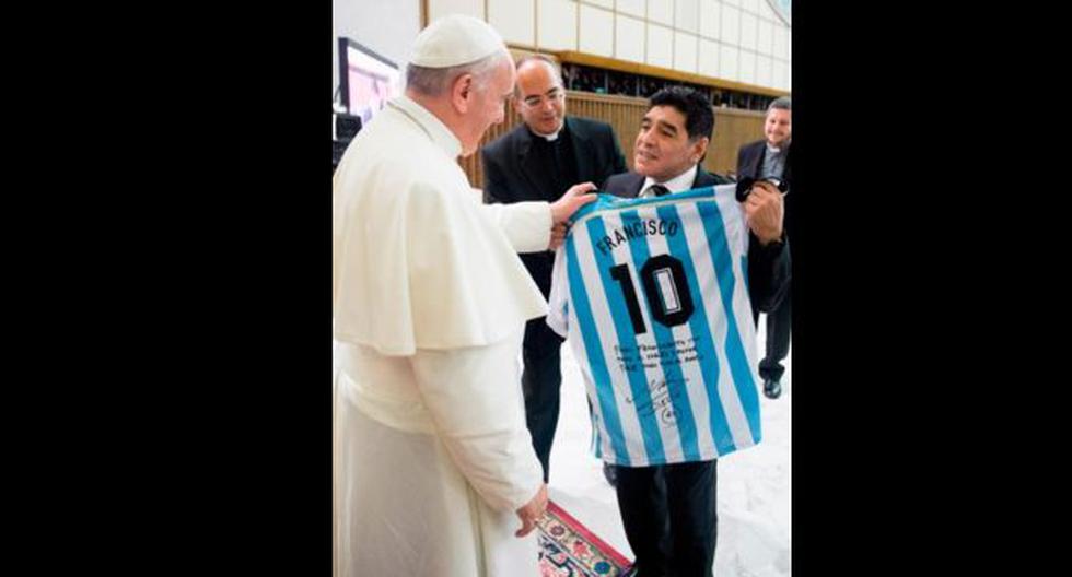 La fascinación por Maradona, la idolatría por Francescoli y quién tiene sus  trofeos y camisetas emblemáticas - LA NACION