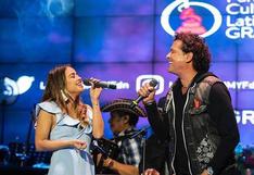 Carlos Vives entrega beca a joven cantante colombiana