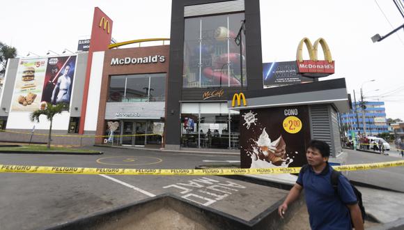 Los locales de McDonald’s siguieron cerrados. En el de Pueblo Libre solo había personal de seguridad. (Foto: Renzo Salazar)