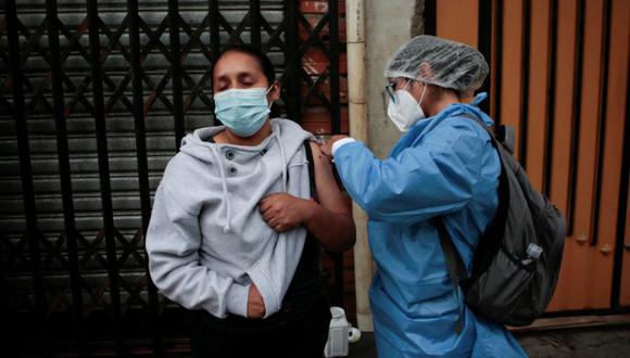 Un trabajador de la salud administra una vacuna contra la enfermedad del coronavirus (COVID-19) durante una campaña para vacunar a los residentes enviando trabajadores de la salud a las calles, en Laz Paz, Bolivia. (Foto: REUTERS/Manuel Claure).