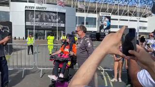 El gesto de Marcelo Bielsa con una fanática del Leeds que conmueve a toda Inglaterra | VIDEO