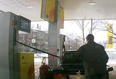Conductor inexperto no sabe cómo llenar gasolina