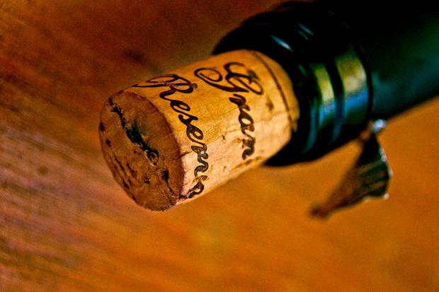 Cómo abrir una botella de vino sin sacacorchos? 3 métodos infalibles, RESPUESTAS