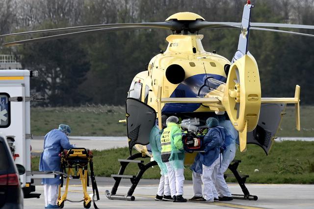 Un hombre agredió salvajemente a una enfermera que le administraba tratamiento por covid-19. | Foto: AFP