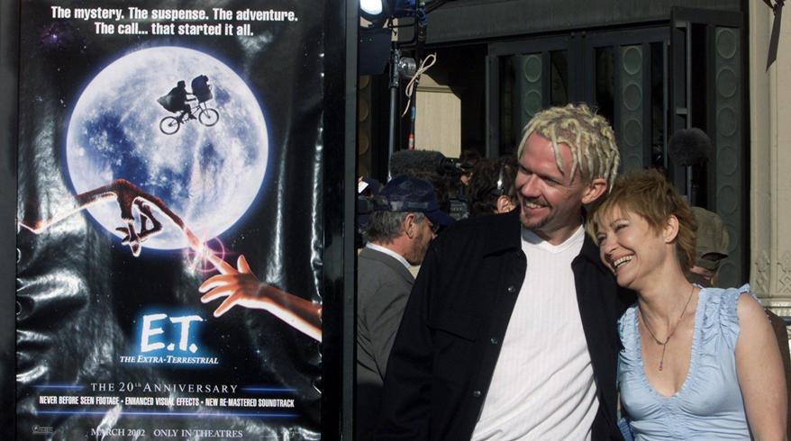 La actriz Dee Wallace junto al actor Robert MacNaughton en 2002 durante la premiere por los veinte años de "E.T.". (Foto: AP)