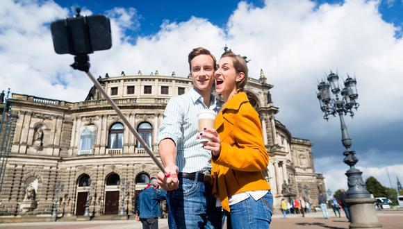 Entérate cuáles atracciones en el mundo aceptan el selfie stick