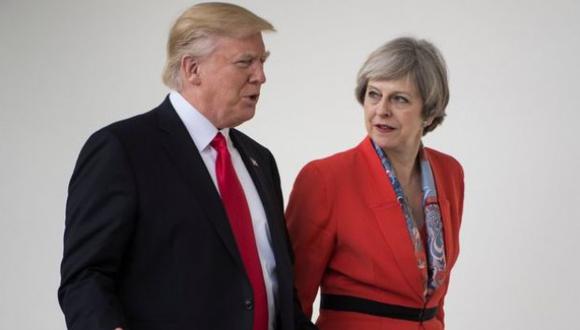 El mandatario estadounidense junto a Theresa May, Los comentarios marcan otro cambio radical en el mensaje de Donald Trump en torno al brexit. (AFP)
