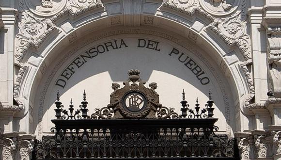 La institución se pronunció luego de conocer las denuncias de voluntarios sobre una “falta de atención oportuna” y de “no poder acceder a una cama UCI”. (Foto: Defensoría del Pueblo)