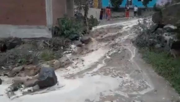 Deslizamientos de lodo y agua ocurren por activación de quebradas en Chosica y Chaclacayo. Se teme caída de huaicos en las próximas horas. (Twitter: Juan Bazo @francho3)