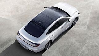 Hyundai lanza su primer auto eléctrico con un panel de carga solar