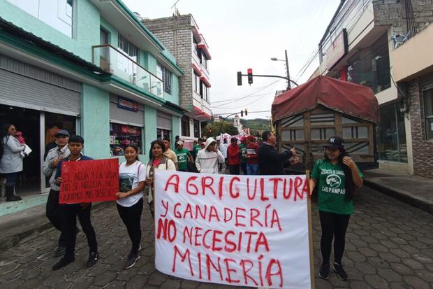 Quienes se oponen a la minería buscan defender la calidad del agua y de la tierra, de la que subsisten. Foto: Frente Nacional Antiminero.