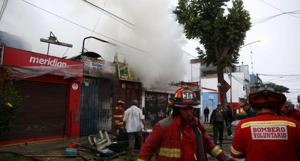 Una persona fallecida dejó esta mañana un incendio de medianas proporciones en un taller de soldadura ubicado en Magdalena del Mar. (Foto: Andina)