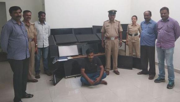 La policía de Bangalore con Vasudev Nanaiah, quien está acusado de robarse 120 televisores. (Foto: Policía de Bangalore)