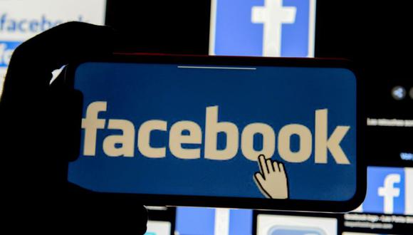 El logotipo de Facebook se muestra en un teléfono móvil en esta ilustración de la imagen tomada el 2 de diciembre de 2019. (REUTERS / Johanna Geron).