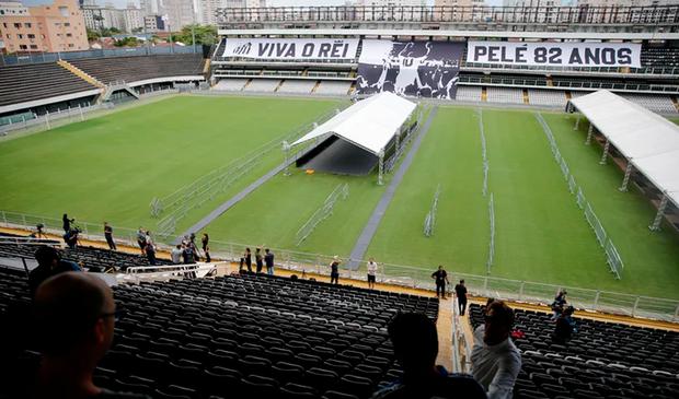 Banderas que acompañan la despedida de Pelé en el estadio Vila Belmiro (Foto: Reuters).