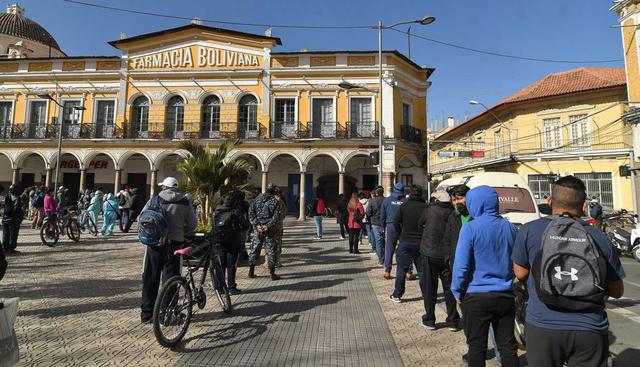 Un grupo de personas hace fila para comprar dióxido de cloro en una farmacia en Cochabamba (Bolivia). Los avisos de las autoridades advirtiendo de que este compuesto no está autorizado para tratar el coronavirus no frenan las colas en el país. (EFE/ Jorge Ábrego).