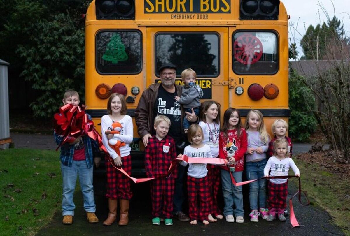 El bus curiosamente venía decorado con cosas para niños, y solo fue cuestión de colocar cinturones de seguridad y pintarlo a su gusto. (Foto: Facebook/ Amy Hayes)