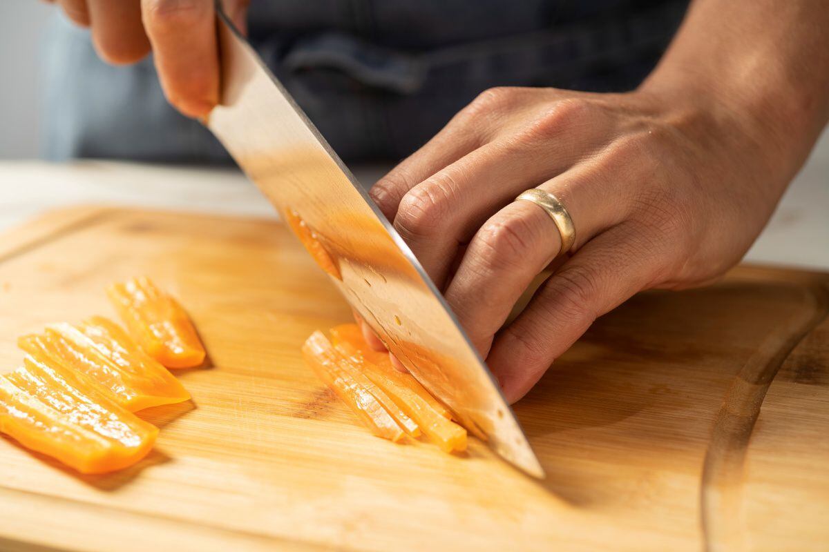 Rodrigo Fernandini usando uno de los cuchillos de cocina coleccionables de "El Comercio" que podrás adquirir en tus quioscos favoritos desde este 12 de abril. 