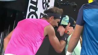 Rafael Nadal y el ejemplar gesto que tuvo con recogepelotas tras golpearla accidentalmente en el Australian Open [VIDEO]