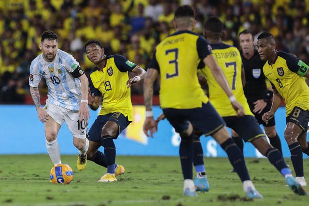 ¿A qué hora juega Argentina vs Ecuador por Eliminatorias al Mundial 2026? | Foto: AFP