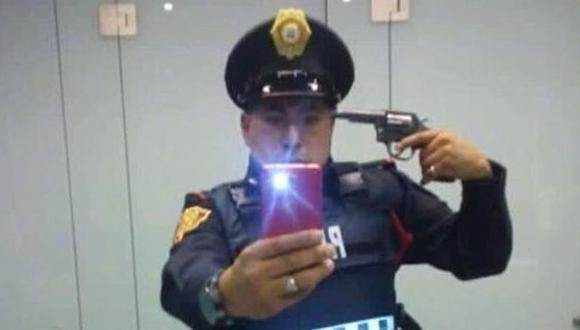 México: Suspenden a policía por apuntarse con pistola en selfie