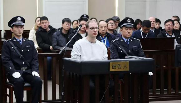 Esta fotografía tomada por el Tribunal Intermedio de los Pueblos de Dalian el 14 de enero de 2019 muestra al canadiense Robert Lloyd Schellenberg durante su nuevo juicio por cargos de tráfico de drogas. (AFP).