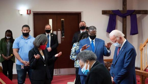 Joe Biden visitó la Iglesia episcopal metodista africana Bethel en Wilmington, en junio. (AFP)