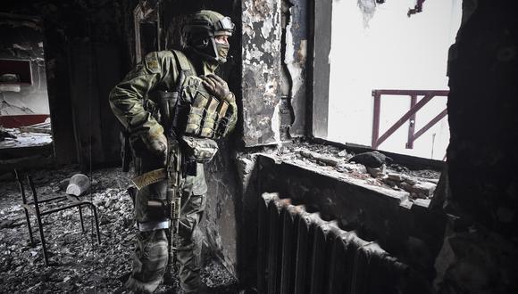 Un soldado ruso patrulla en el teatrode Mariupol, bombardeado el 16 de marzo pasado, el 12 de abril de 2022. Foto: archivo AFP/ Alexander NEMENOV