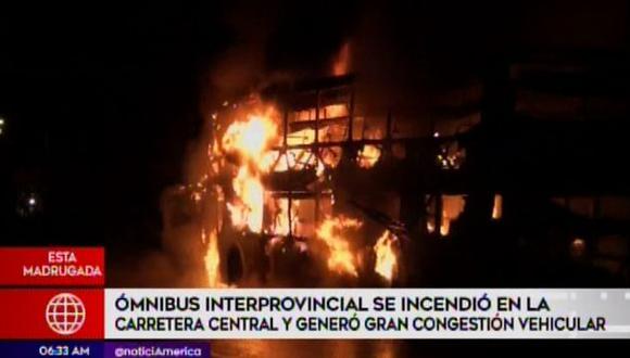 Ómnibus interprovincial se incendió en la carretera central y generó gran congrestión. (Foto: Captura América Noticias)