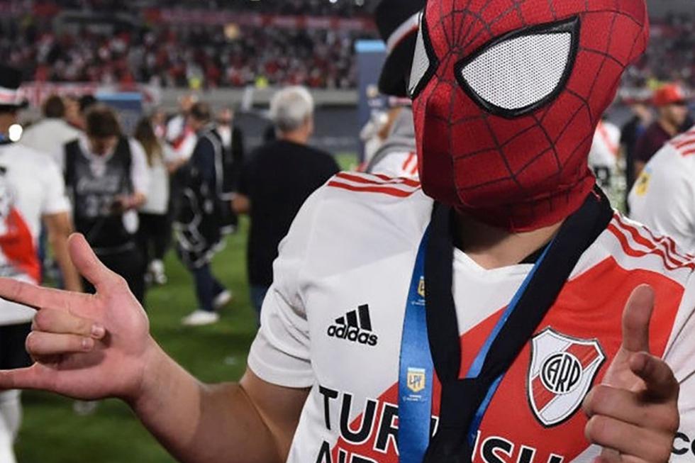 Julián Álvarez no dudó en festejar el campeonato nacional con River Plate de una manera muy peculiar: Tomó una mascara del 'Hombre araña' y celebró durante el furor del estreno de  Spider-Man No Way Home.