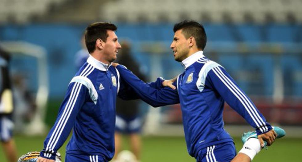 Sergio Agüero trata de convencer a Lionel Messi de llegar al Manchester City. (Foto: Getty Images)