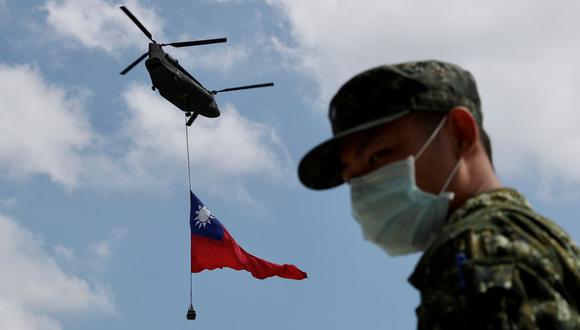 Un helicóptero chinook iza una bandera gigante de Taiwán durante un ensayo de sobrevuelo de la bandera de Taiwán antes del Día Nacional de Taiwán en Taoyuan, Taiwán, el 28 de septiembre de 2021. (Foto: EFE / EPA / RITCHIE B. TONGO)