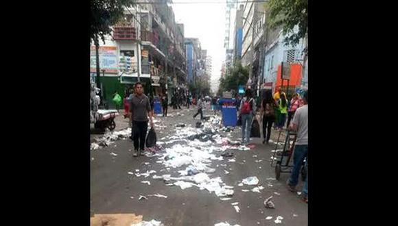 Trabajadores de La Victoria protestaron ensuciando Gamarra