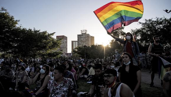La gente espera la aprobación de un proyecto de ley para legalizar el matrimonio entre personas del mismo sexo en Chile, en Santiago, el 7 de diciembre de 2021. (Foto de MARTIN BERNETTI / AFP)