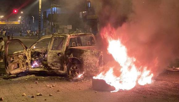 Ecuador: queman 18 vehículos en incendio de una base de la policía en Puyo. (Redes sociales).