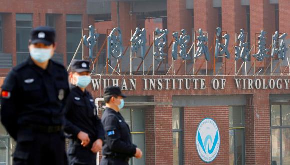 Personal de seguridad vigila fuera del Instituto de Virología de Wuhan durante la visita del equipo de la Organización Mundial de la Salud (OMS) encargado de investigar los orígenes de la enfermedad por coronavirus (COVID-19), en Wuhan, provincia de Hubei, China, el 3 de febrero. 2021.  (REUTERS/Thomas Peter).