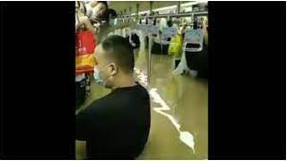 Los dramáticos videos del momento de la inundación de un metro en China con los pasajeros adentro