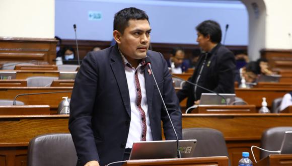 Américo Gonza justificó su viaje a El Salvador y defendió dictamen que incrementa las penas por el delito de difamación. (Foto Congreso)