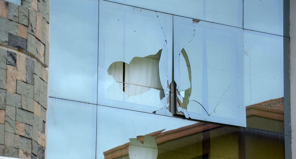 Una imagen de la ventana rota de la casa del expresidente de Bolivia, Evo Morales.(Foto: AFP) Una imagen de la ventana rota de la casa del expresidente de Bolivia, Evo Morales.(Foto: AFP)
