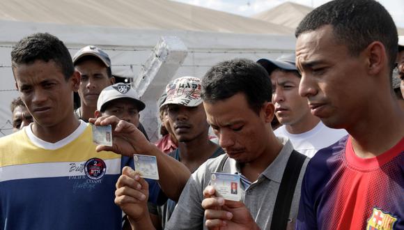 Los tres militares venezolanos que entre el sábado y el domingo desertaron hacia Brasil (de izquierda a derecha): Jean Carlos Cesar Parra, Carlos Eduardo Zapata y Jorge Luis Gonzalez Romero. (Reuters)