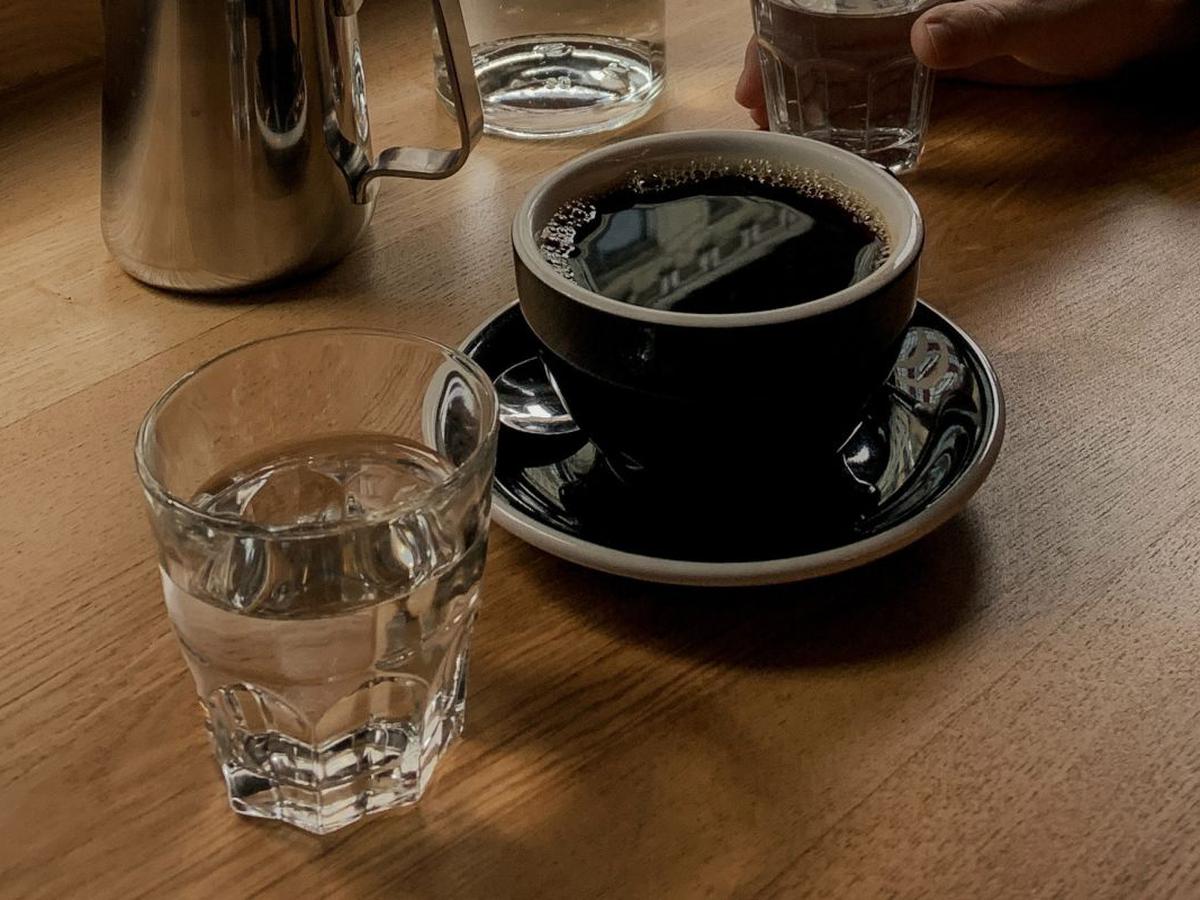 Desde izquierda dominio Por qué se sirve un vaso de agua junto a una taza de café | RESPUESTAS |  MAG.