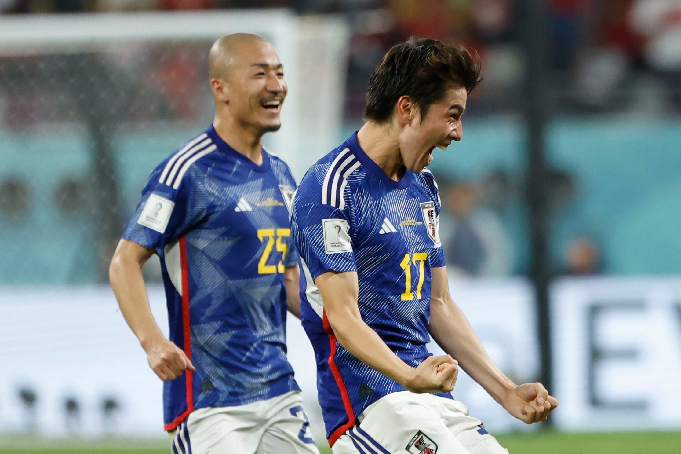 GR4015. DOHA (CATAR), 01/12/2022.- Ao Tanaka (c) de Japón celebra un gol hoy, en un partido de la fase de grupos del Mundial de Fútbol Qatar 2022 entre Japón y España en el estadio Internacional Jalifa en Doha (Catar). EFE/JuanJo Martín

