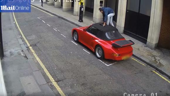 Este ladrón trató de robar un Porsche 911 cortando el techo. (foto: captura)