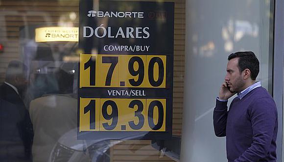 El peso mexicano cerró hoy en 19.045 unidades por dólar. (Foto: AP)