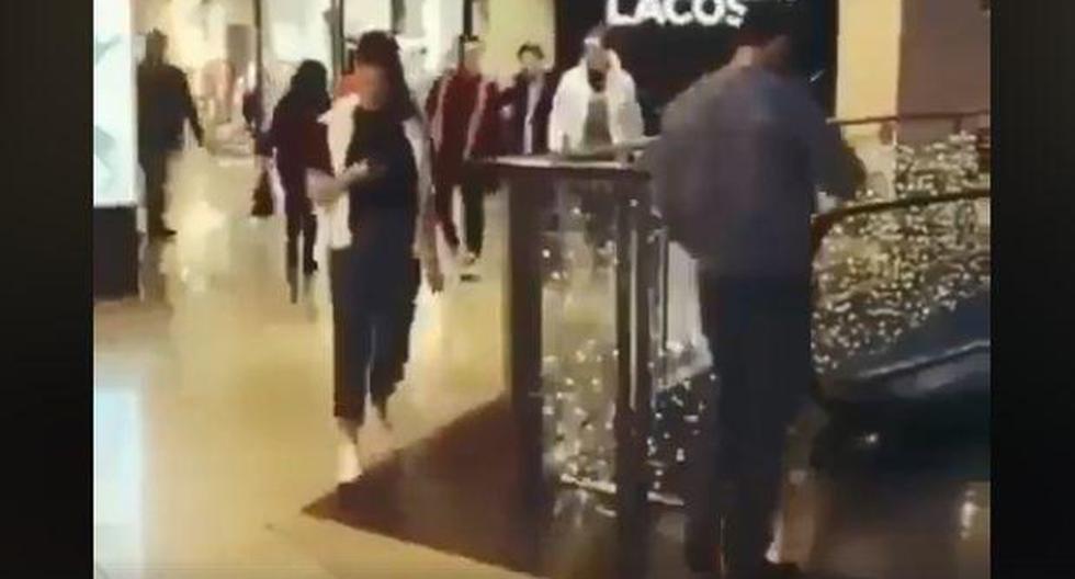 Un joven le jugó distintas bromas a los clientes de un centro comercial y se volvió viral en internet. (Foto: Captura)