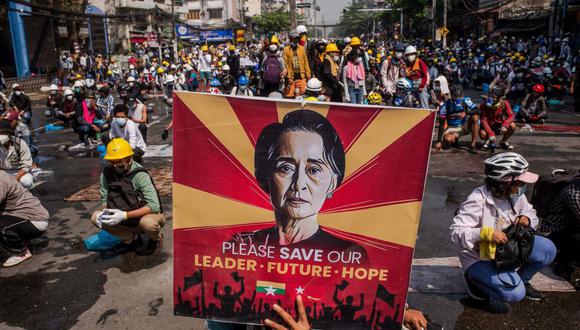 En esta foto de archivo tomada el 2 de marzo de 2021, un manifestante sostiene un cartel con la imagen de Aung San Suu Kyi mientras participa en una manifestación contra el golpe militar en Myanmar. (STR / AFP).