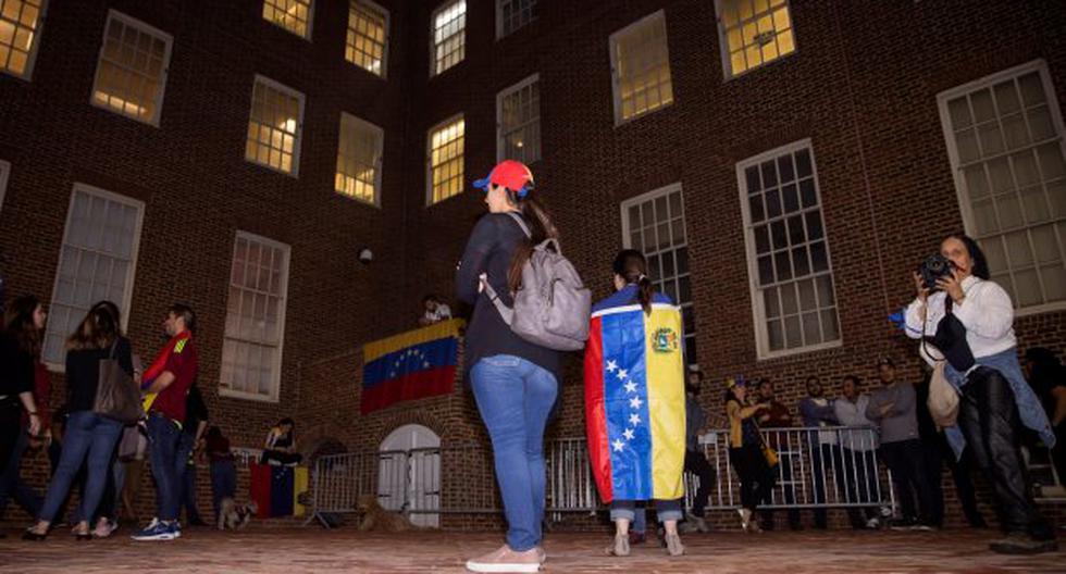 Simpatizantes del líder opositor venezolano Juan Guaidó, se concentran este miércoles en el patio exterior de la Embajada de Venezuela, ocupada por manifestantes en contra el cambio de régimen. (Foto: EFE)