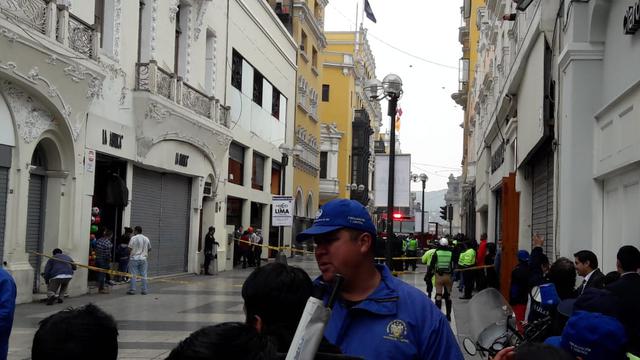 Bomberos atienden emergencia en el Cercado de Lima.