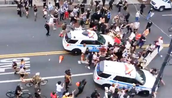 El momento en el que dos camionetas de la policía de Nueva York atropella a manifestantes durante protestas por el asesinato de George Floyd. (Captura de video).
